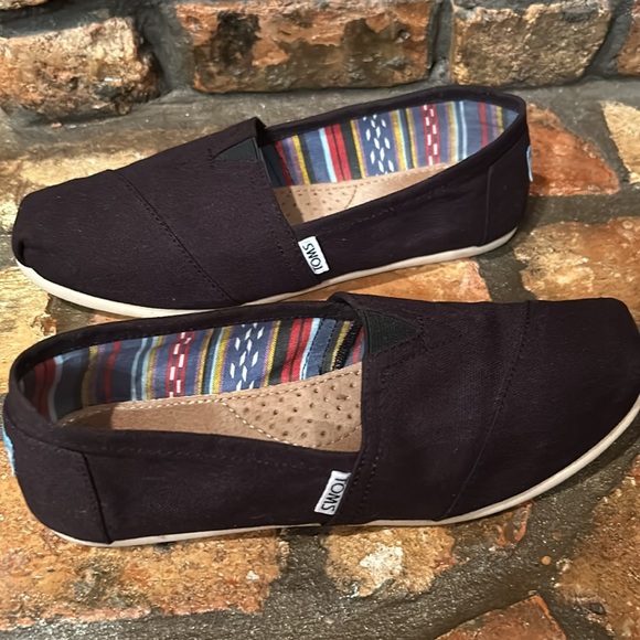 TOMS canvas type fabric shoes. - Picture 5 of 6